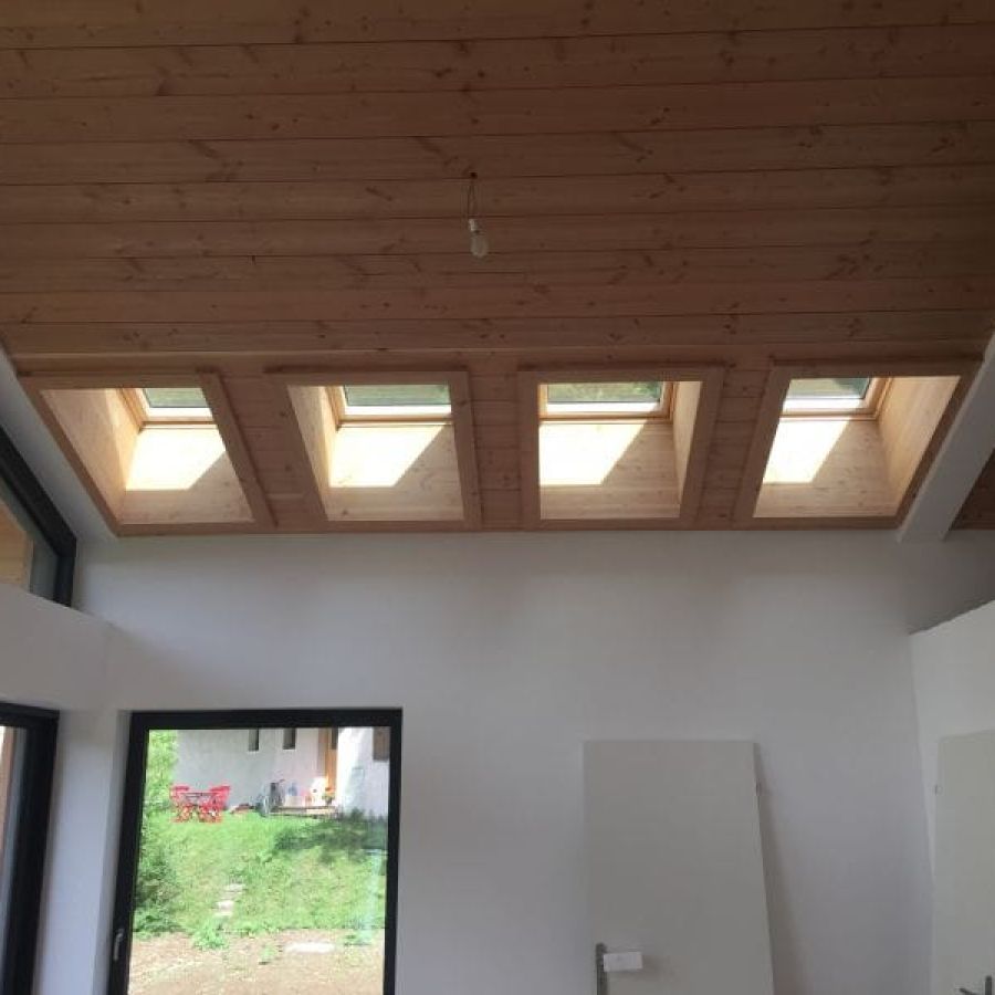 Plafond lambris douglas avec velux