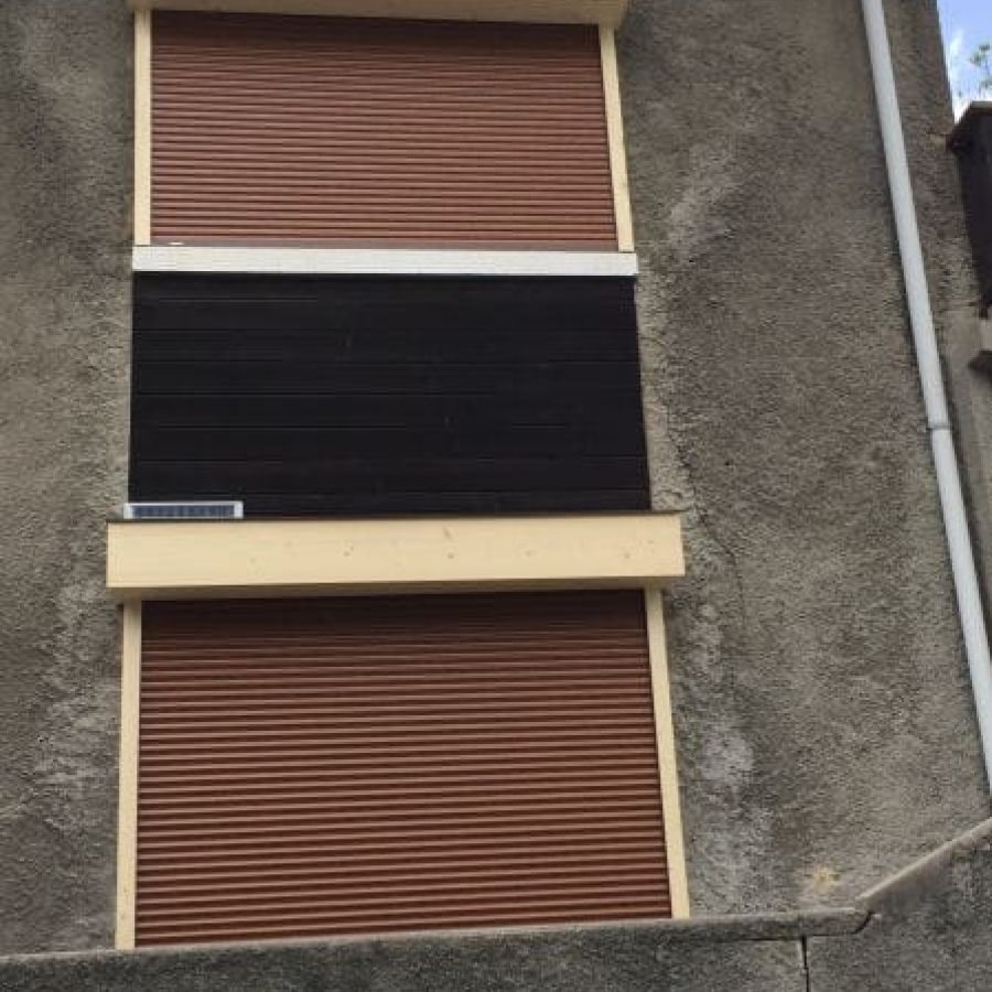 Volet roulant (solaire) avec coffre et cache coulisses bois