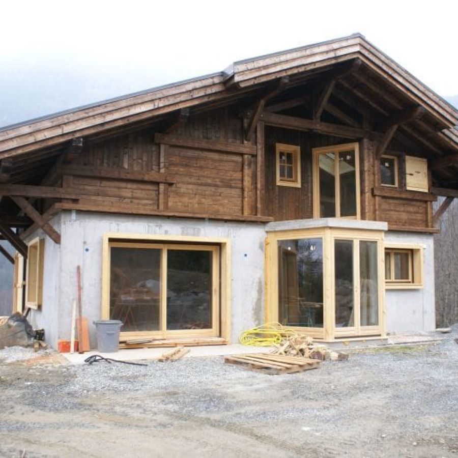 Chalet poteaux poutre en bois brulé